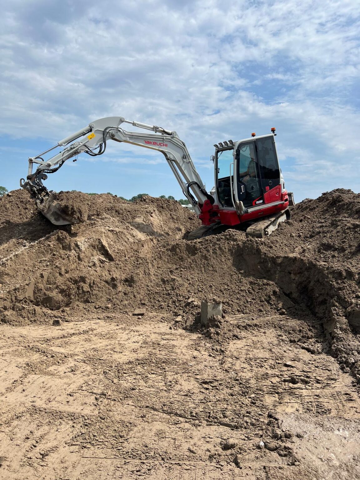 Graafmachine op een heuvel met aarde